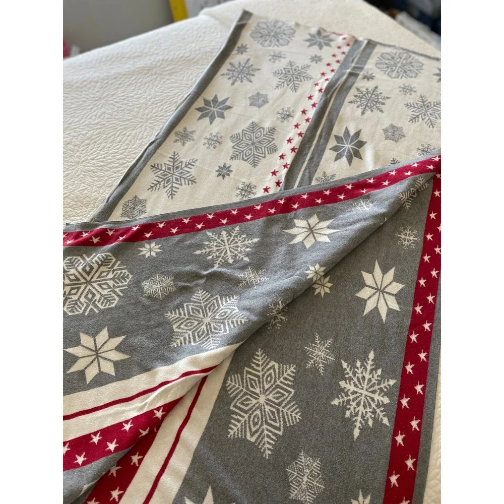 Winter-themed, reversible 100% cotton knit Artisan de Luxe Home throw blanket